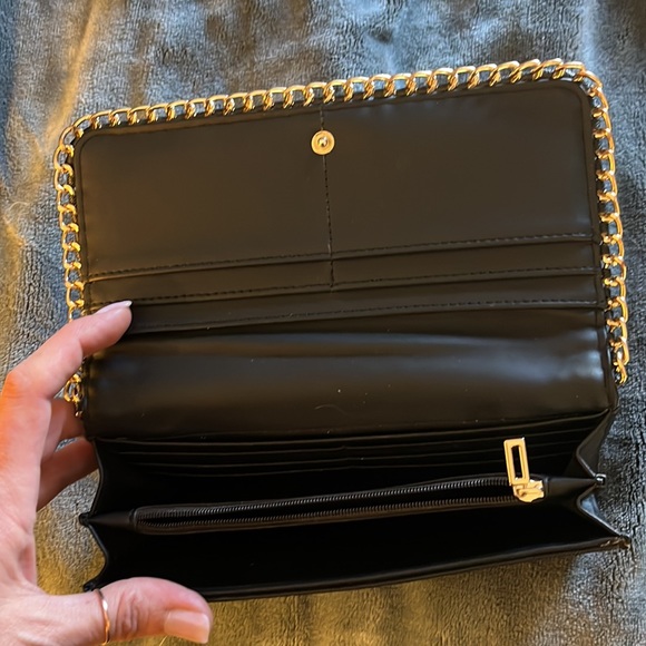 Guess purse with matching wallet. - Picture 9 of 10